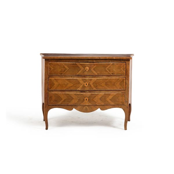 Comò a tre cassetti lastronato ed intarsiato. XVIII-XIX secolo