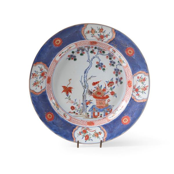 Piatto in porcellana Imari, Cina, XX secolo