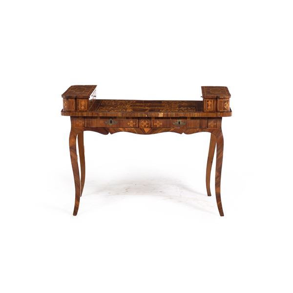 Scrittoio lastronato ed intarsiato. XIX secolo
