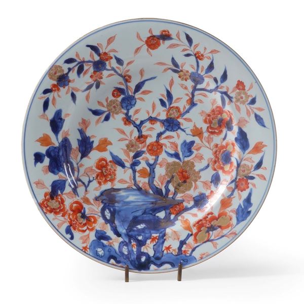 Piatto in porcellana stile Imari a soggetto vegetale, Cina, Dinastia Qing, XIX secolo