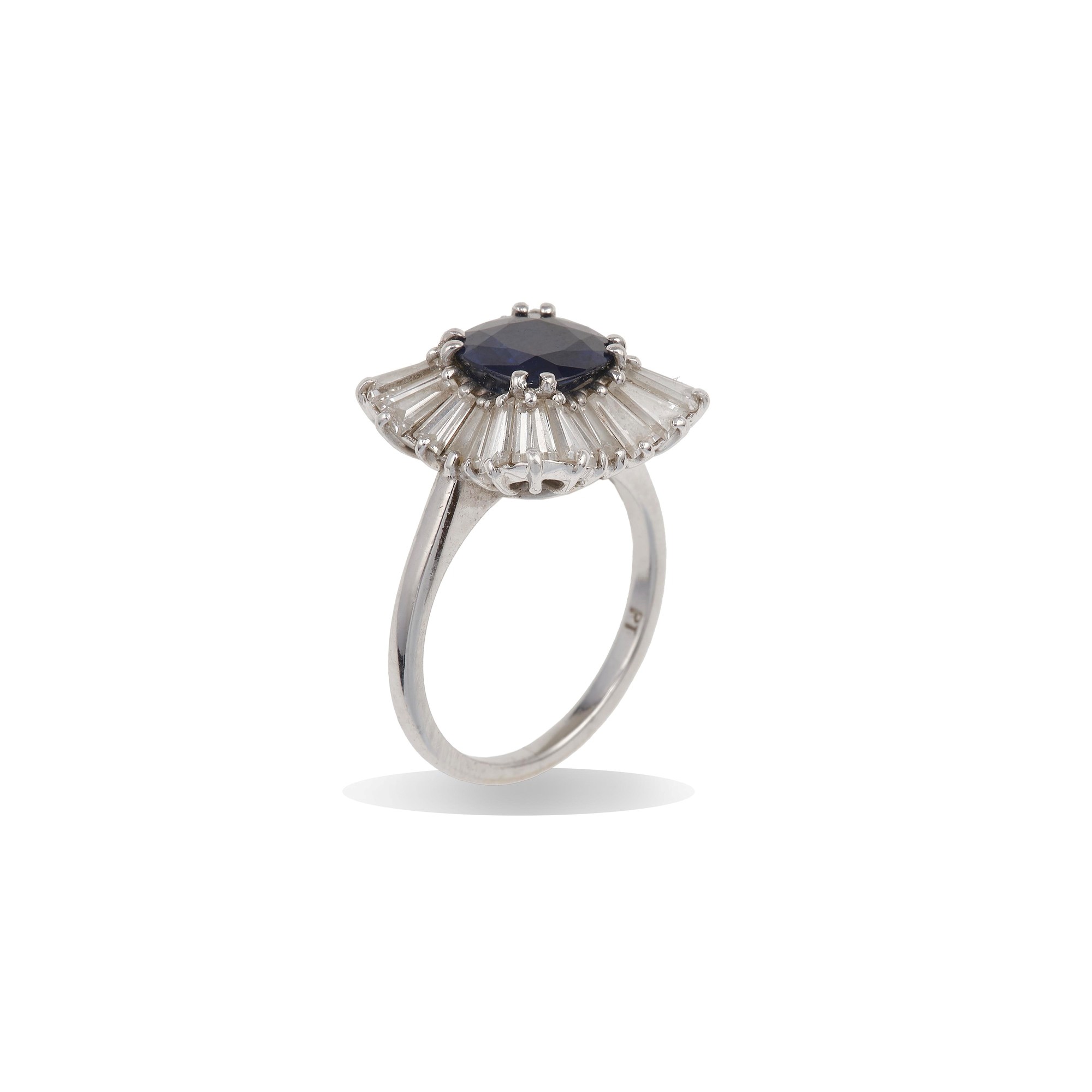 Anello con zaffiro centrale e diamanti taglio tepper, montatura in platino