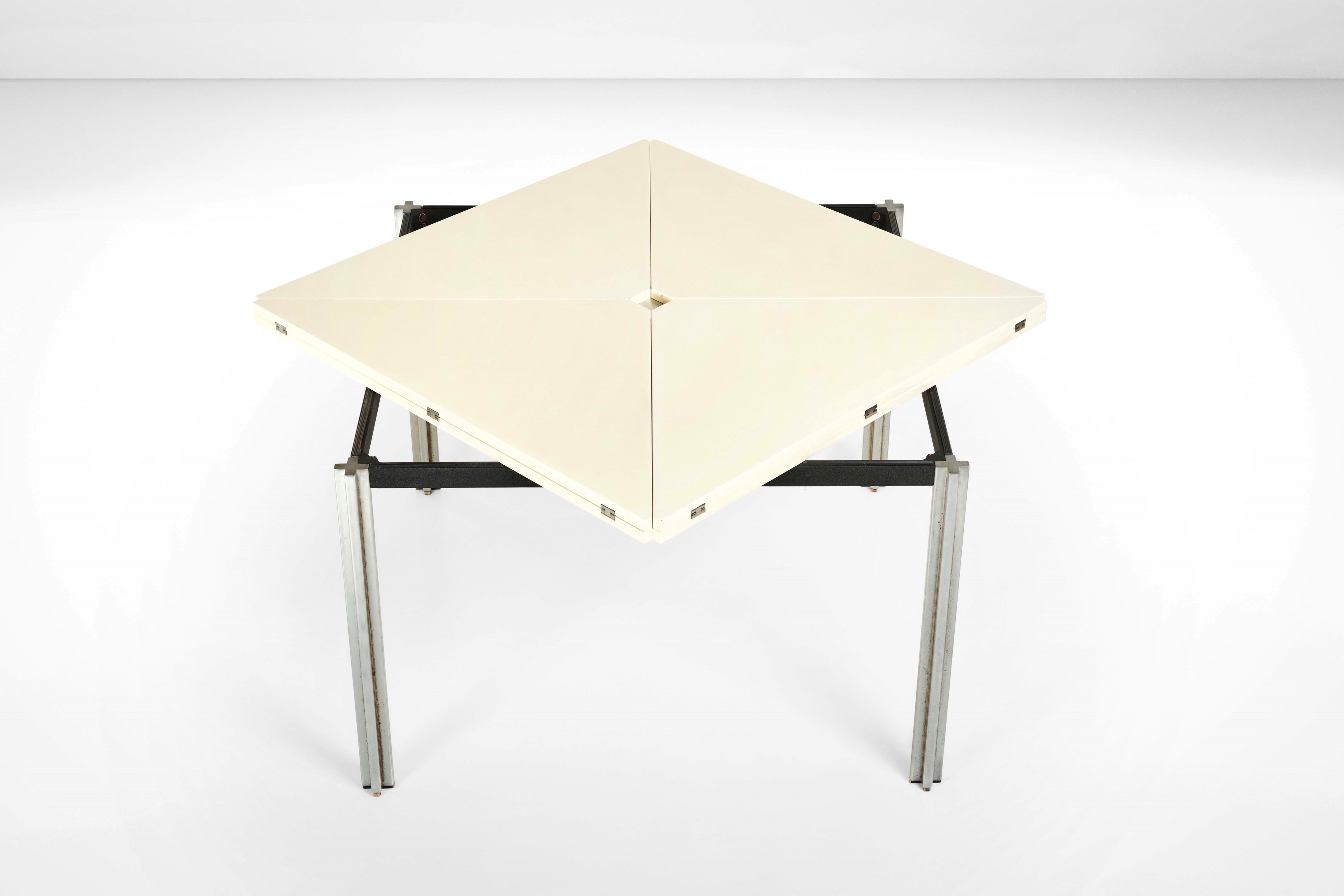 Eugenio Gerli - Tavolo mod. T92, metallo cromato e legno laccato, Italia, 1956