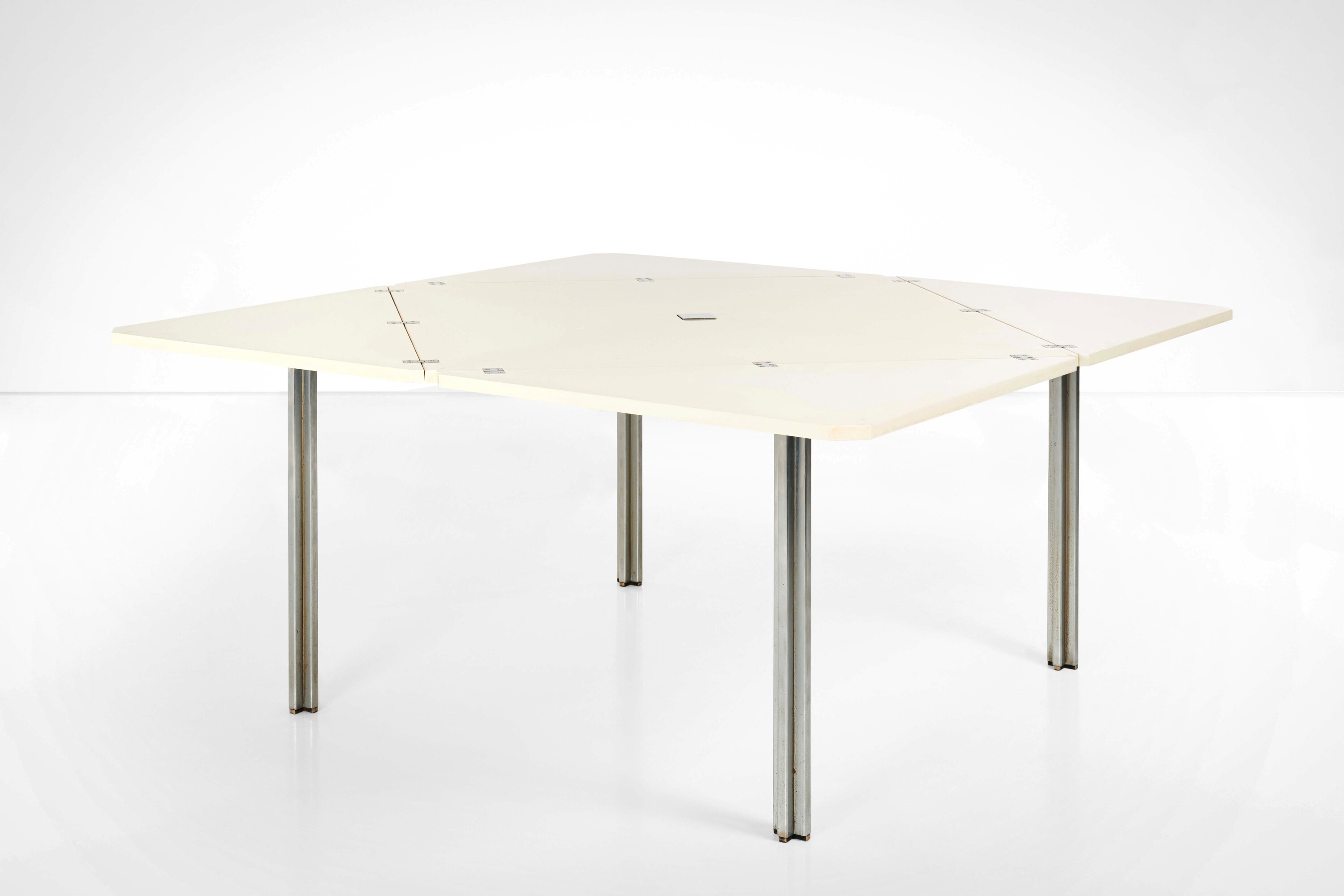 Eugenio Gerli - Tavolo mod. T92, metallo cromato e legno laccato, Italia, 1956