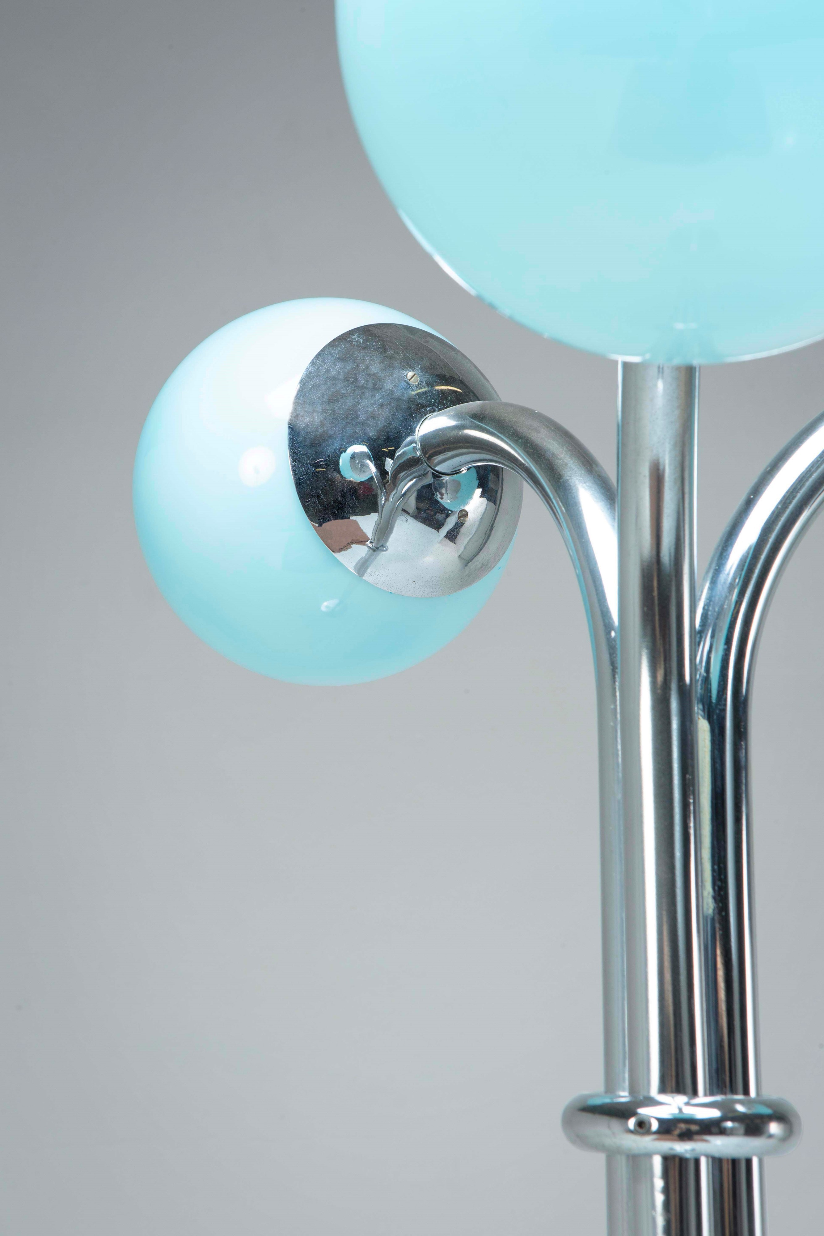Superstudio - Lampada da terra mod. Excelsior, metallo cromato e vetro opalino colorato