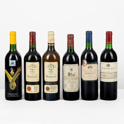 Bordeaux, Selezione di bottiglie assortite con etichette e capsule usurate