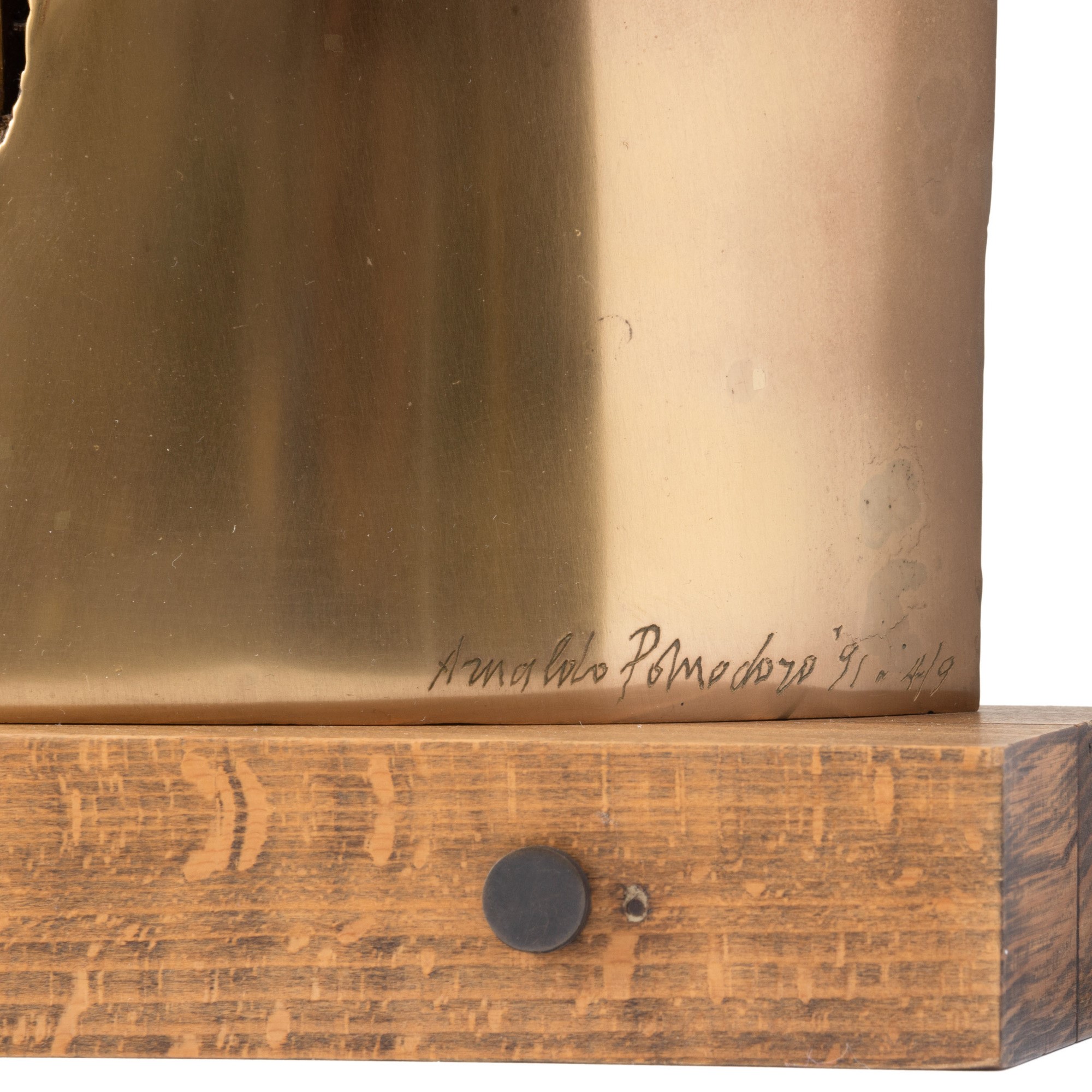 Arnaldo Pomodoro - Edicola - Studio, scultura in bronzo con base in legno, 1991
