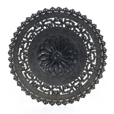 Grande piatto decorativo in metallo traforato e inciso