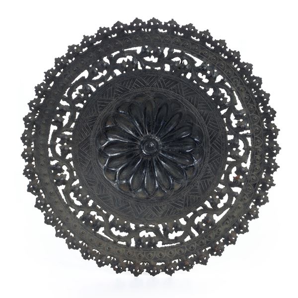 Grande piatto decorativo in metallo traforato e inciso