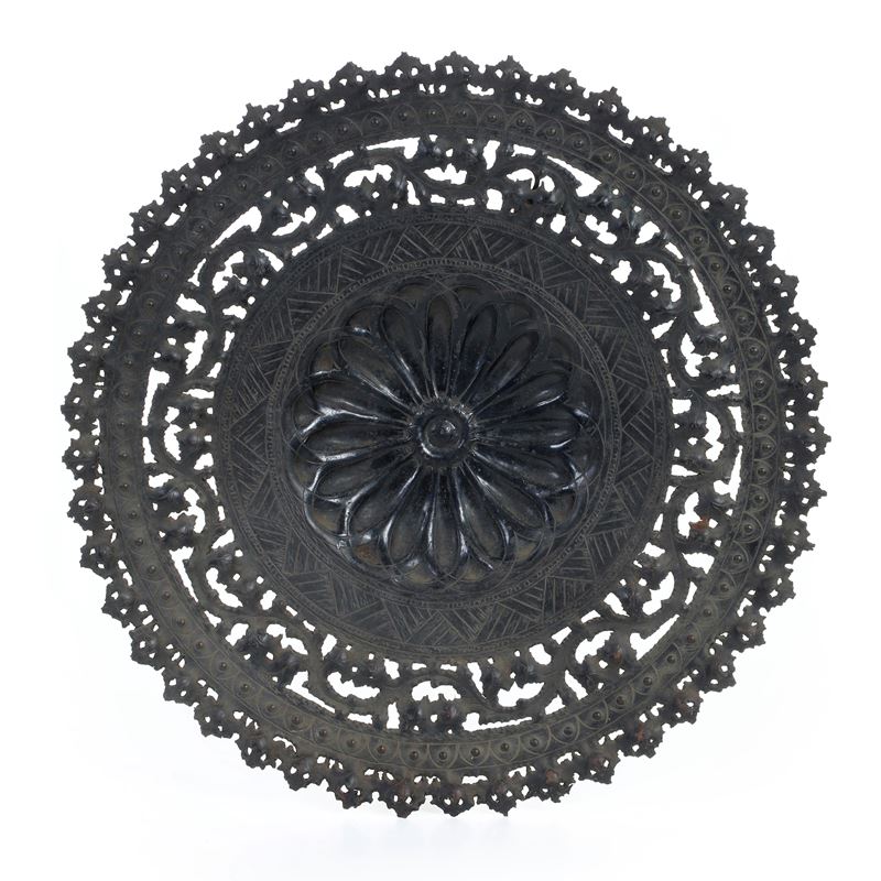 Grande piatto decorativo in metallo traforato e inciso  - Asta Antiquariato - Cambi Casa d'Aste