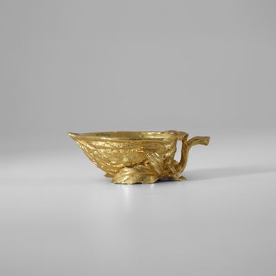 Piccola scultura mod. Noce dalla serie Gocce Oro, fusione di bronzo dorato