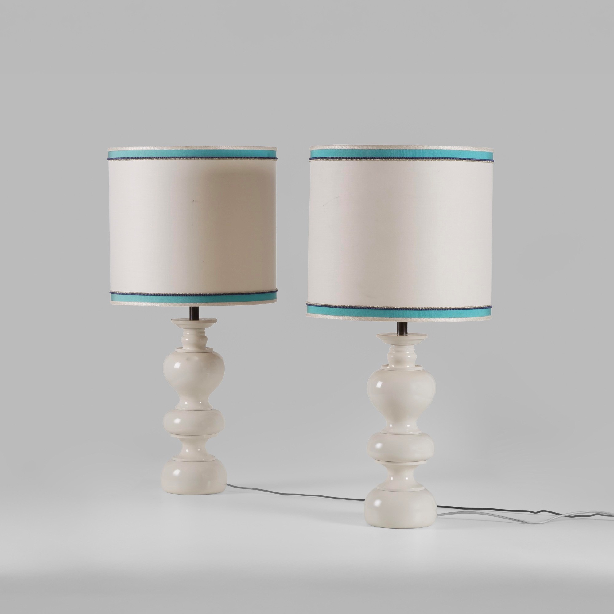 Lampade da tavolo, struttura in metallo laccato e paralume in tessuto, Italia, 1970 ca.