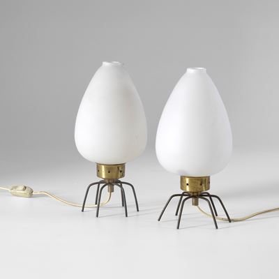Lampade da tavolo in ottone e metallo laccato, diffusori in vetro opalino, Italia, circa 1950