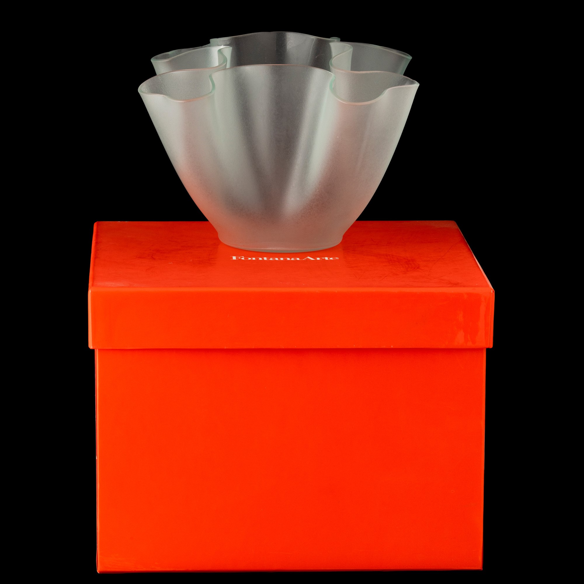 Fontana Arte, Milano, Vaso in vetro soffiato a stampo sabbiato (cartoccio), diam. 23 cm