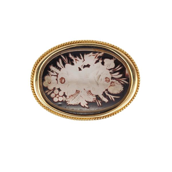 Paste and gold brooch. Damage