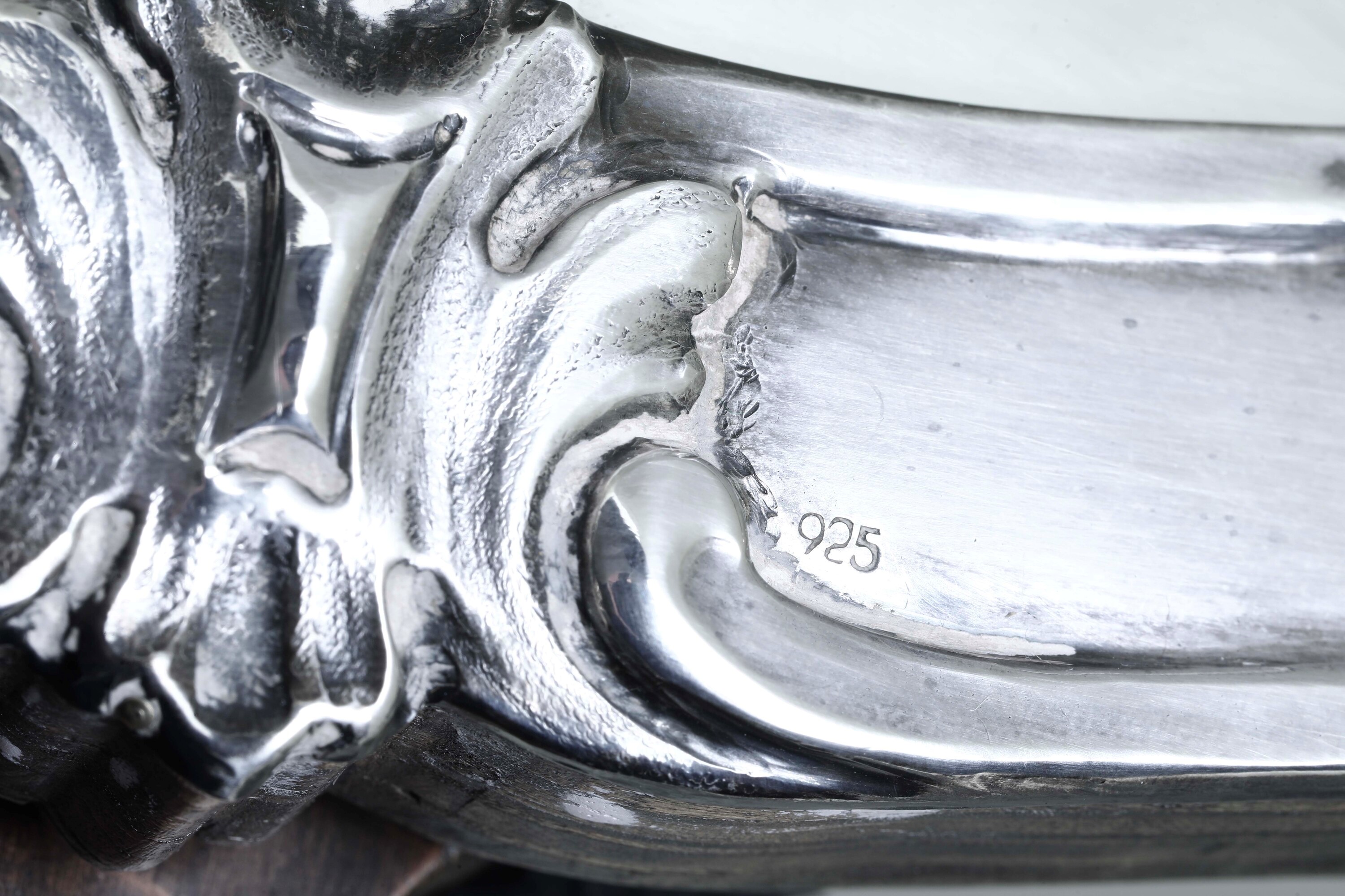 Argenteria italiana del XX secolo, Specchio da tavolo con cornice in argento 925