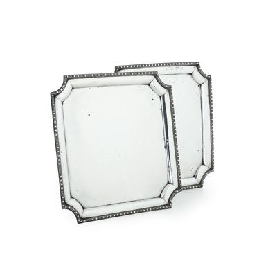 Argenteria italiana (prima metà del XX secolo), Coppia di piatti da portata in argento fuso e sag...