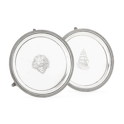 Elkington & Co, Coppia di salver, argento fuso sagomato e cesellato (Londra, 1910)