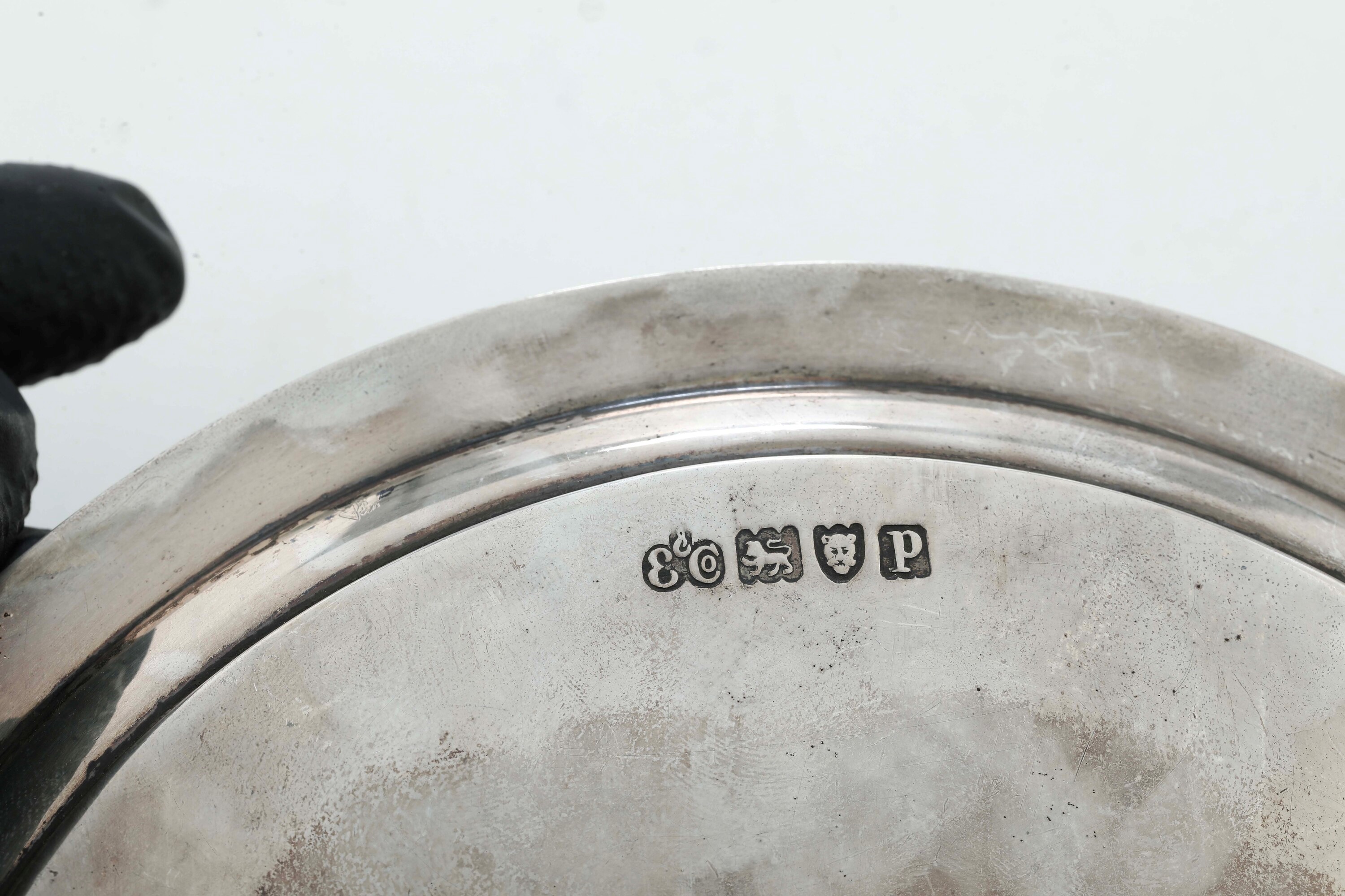 Elkington & Co, Coppia di salver, argento fuso sagomato e cesellato (Londra, 1910)