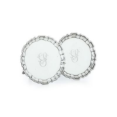 Thomas Bradbury and Sons Ltd, Coppia di salver in argento fuso sagomato e cesellato (Sheffield, 1...