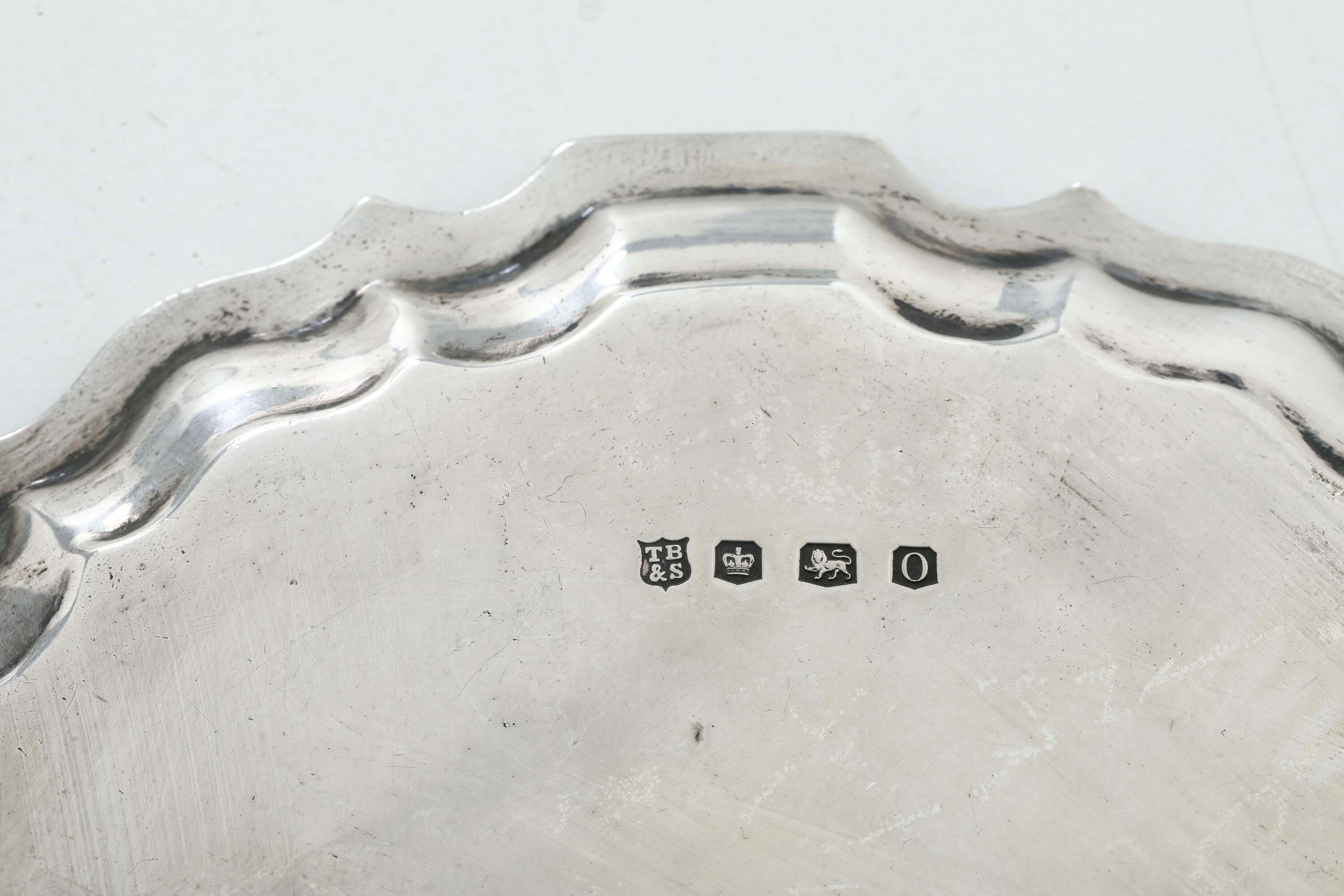 Thomas Bradbury and Sons Ltd, Coppia di salver in argento fuso sagomato e cesellato (Sheffield, 1...