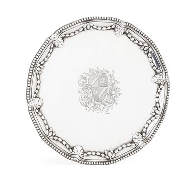 Salver, argentiere I.C. (non identificato), Londra 1775, argento fuso sagomato e cesellato