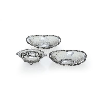 Coppia di cestini e un cestino differente, argento 925, fuso e sagomato, XX secolo