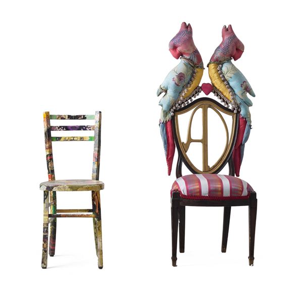 Eclettica sedia con acronimo della rivista Architectural Digest sormontata da pappagalli in stoffa colorata