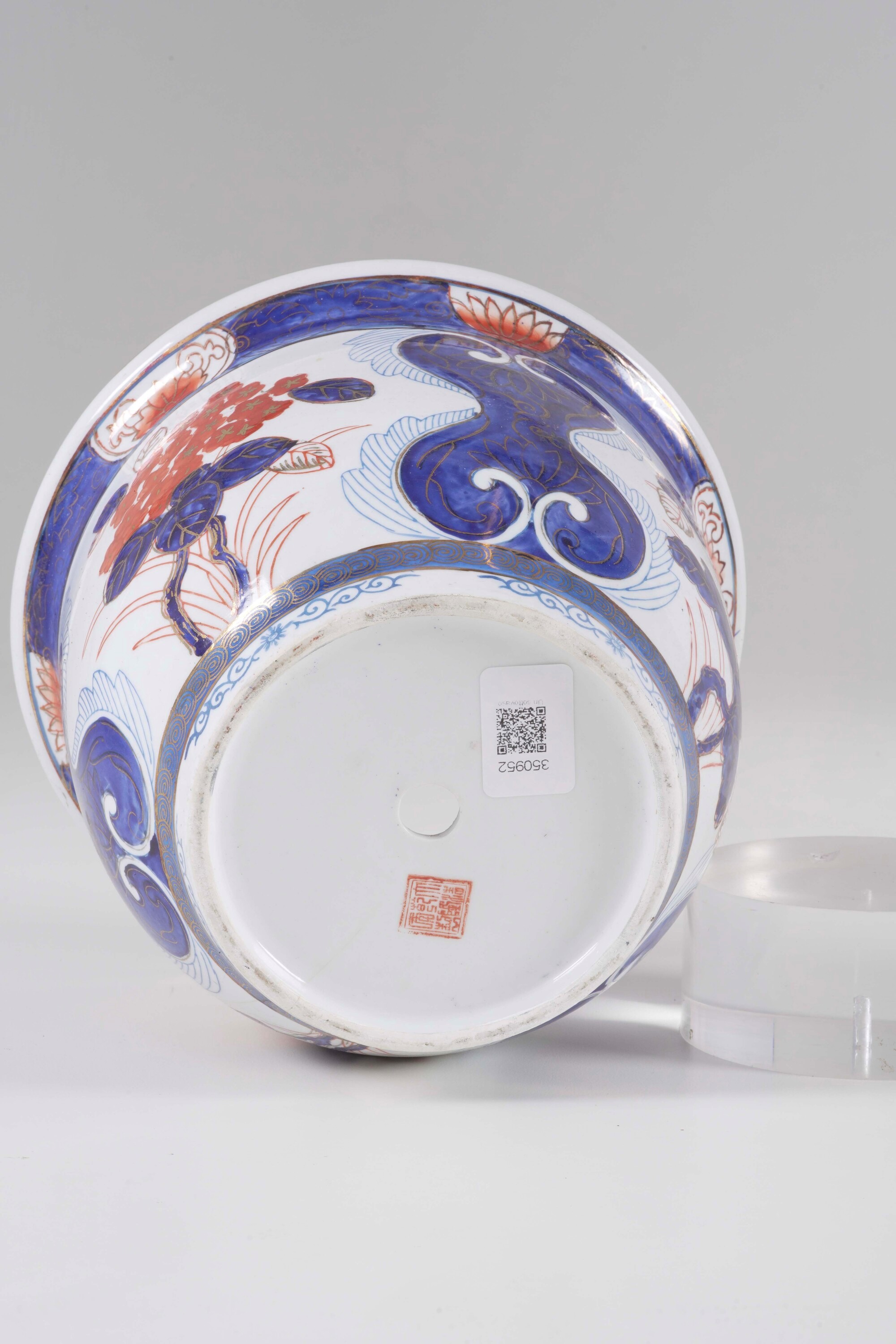 Giappone, Fioriera in porcellana Imari con decoro a crisantemi