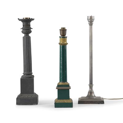 Tre abat-jour, vari materiali con fusto scanalato e decoro verde e dorato