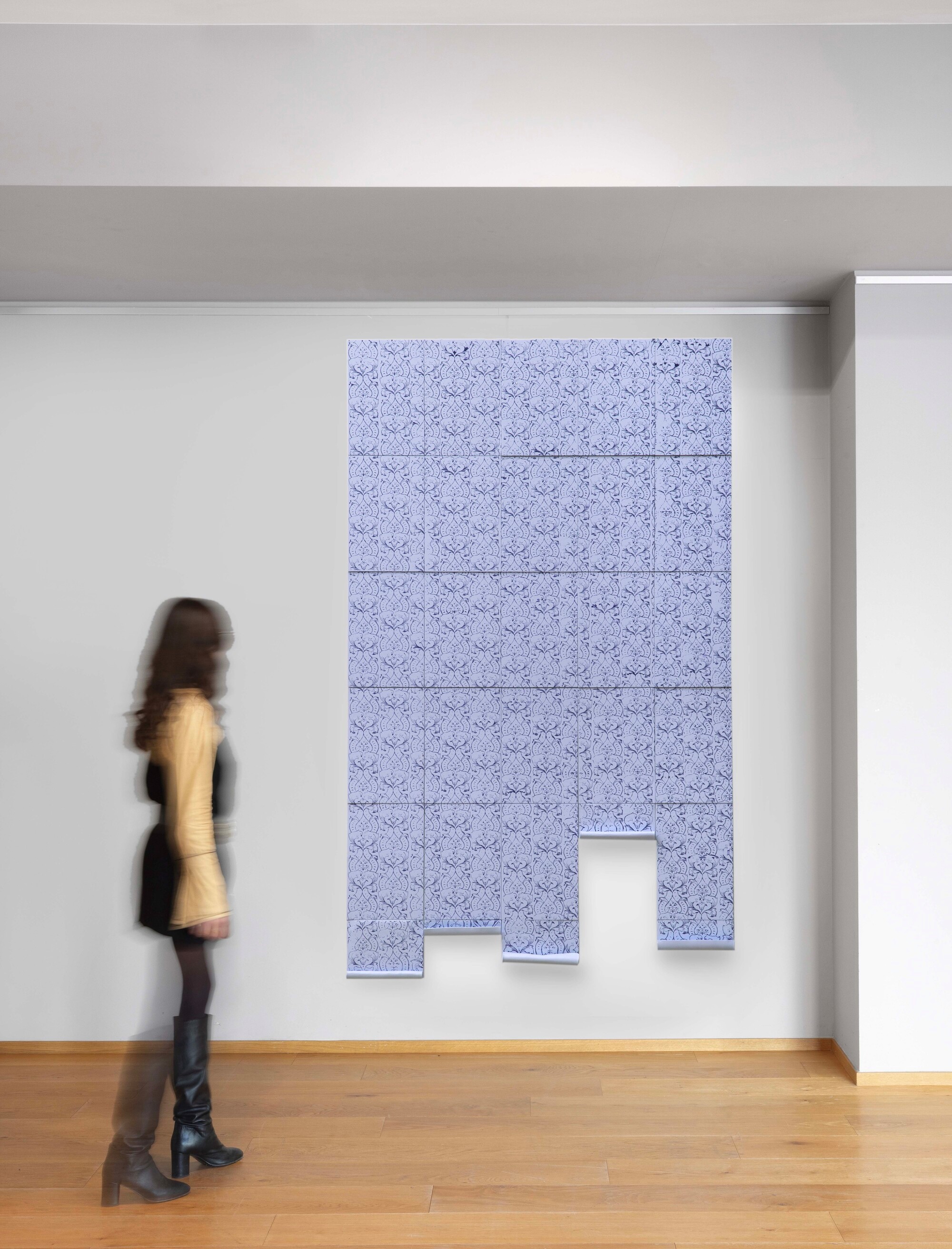 Davide Monaldi - Carta da parati, installazione in terracotta dipinta, 2018