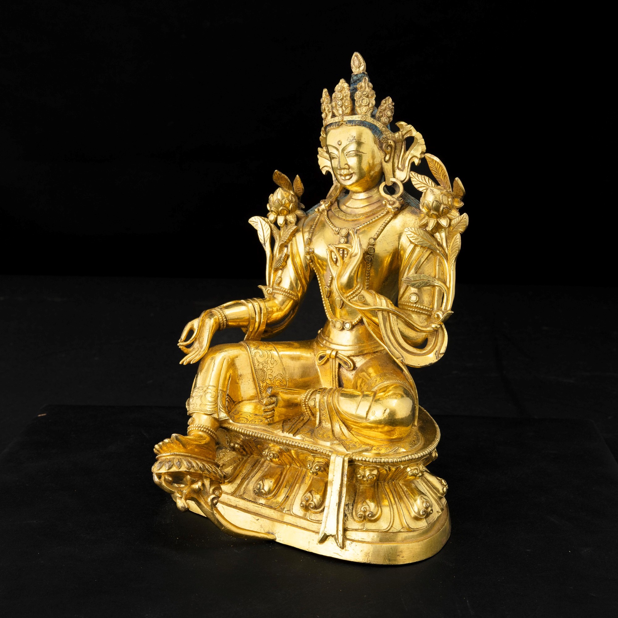 Figura di Tara seduta, bronzo dorato policromo, Tibet, XVIII secolo
