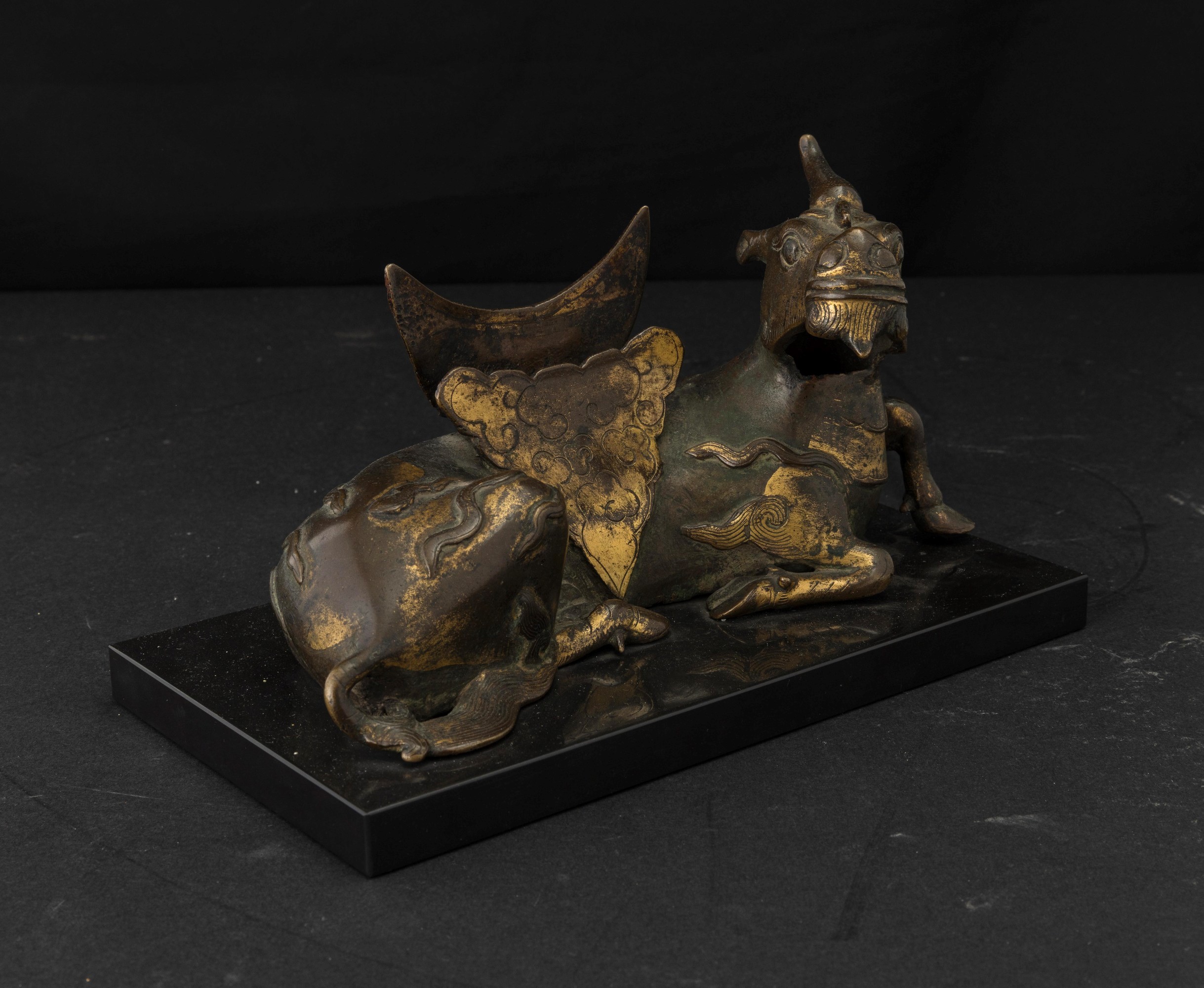 Cina, Porta specchio raffigurante capra con tracce di doratura in bronzo, Dinastia Ming (XVII sec...