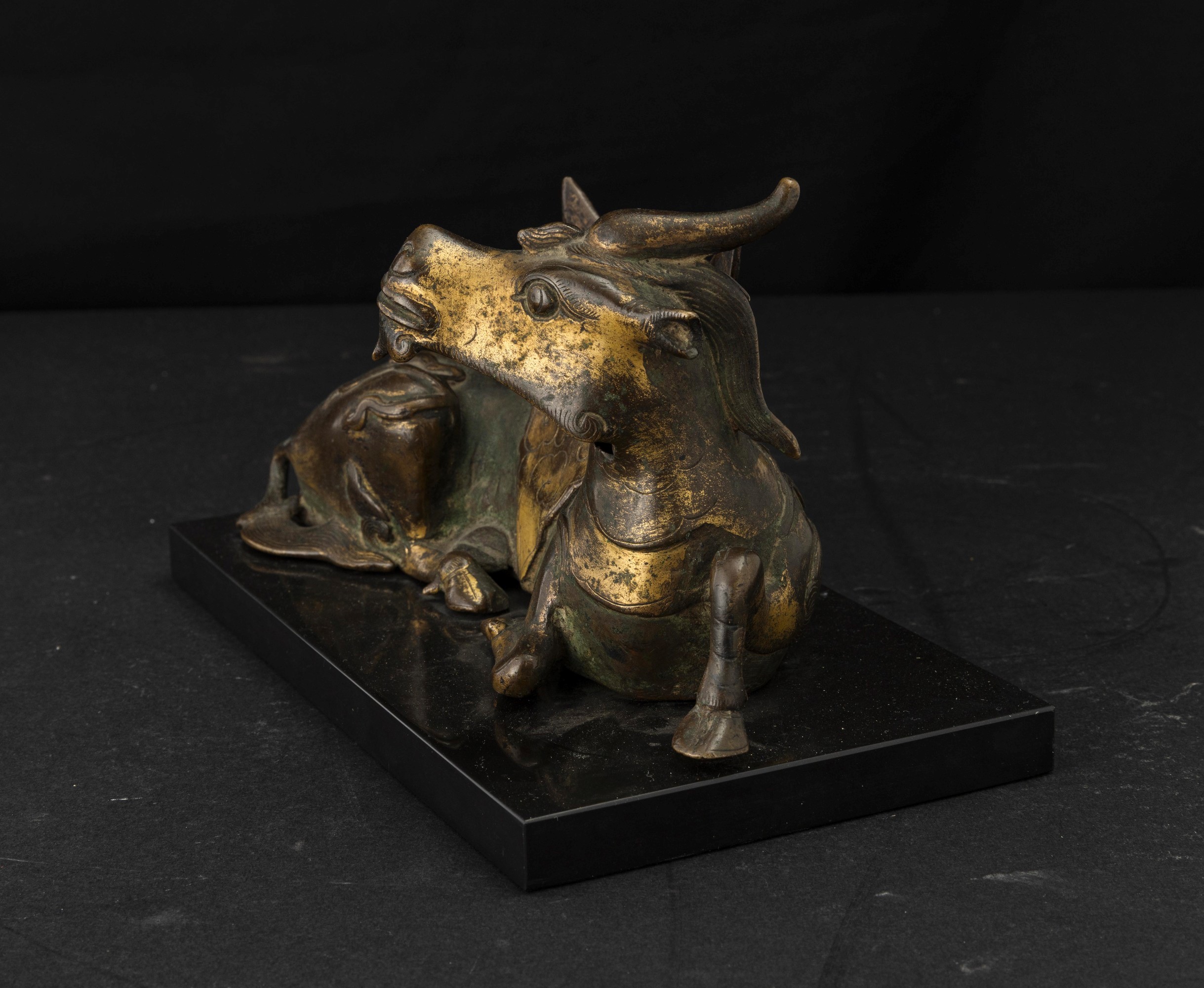 Cina, Porta specchio raffigurante capra con tracce di doratura in bronzo, Dinastia Ming (XVII sec...