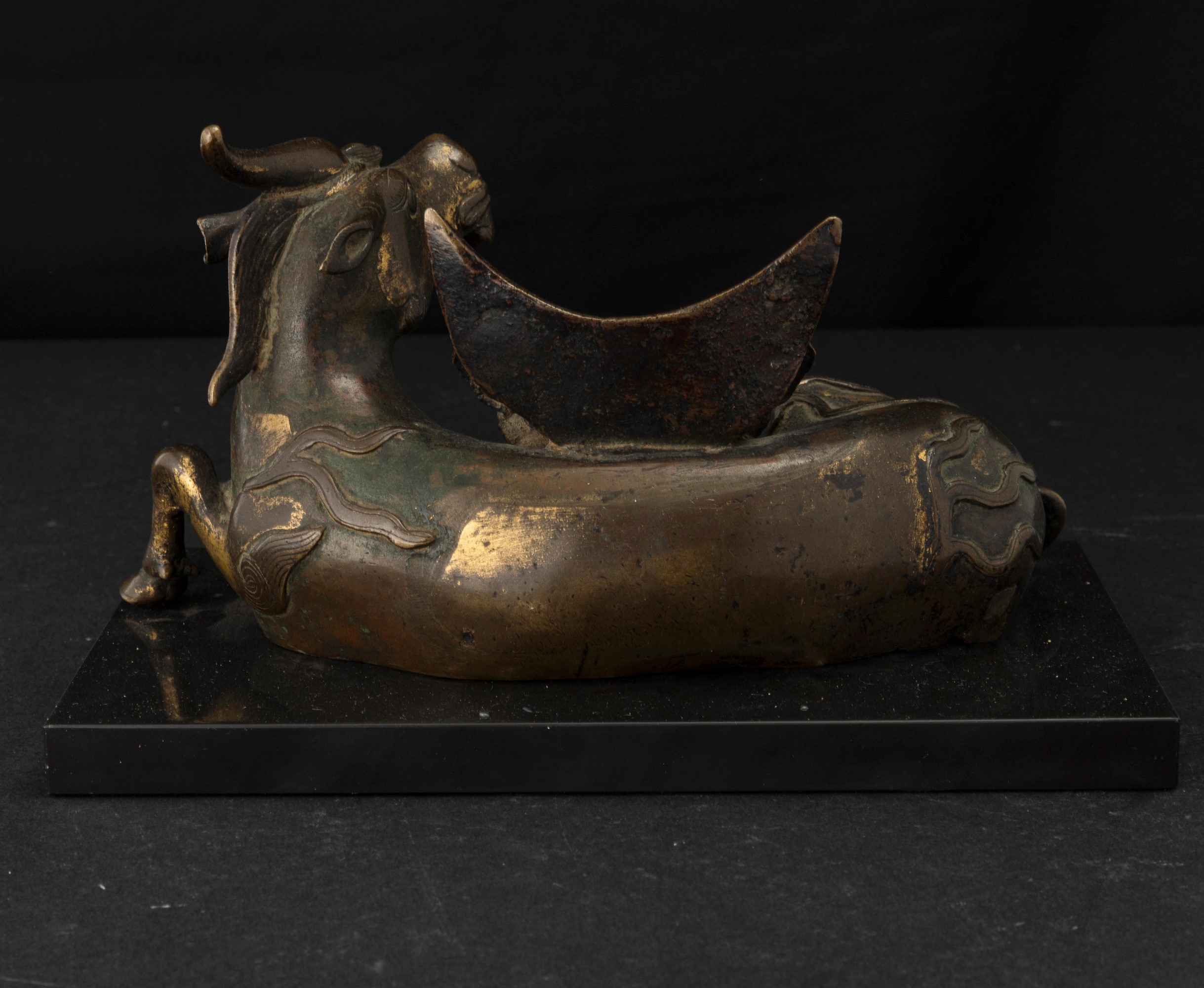 Cina, Porta specchio raffigurante capra con tracce di doratura in bronzo, Dinastia Ming (XVII sec...