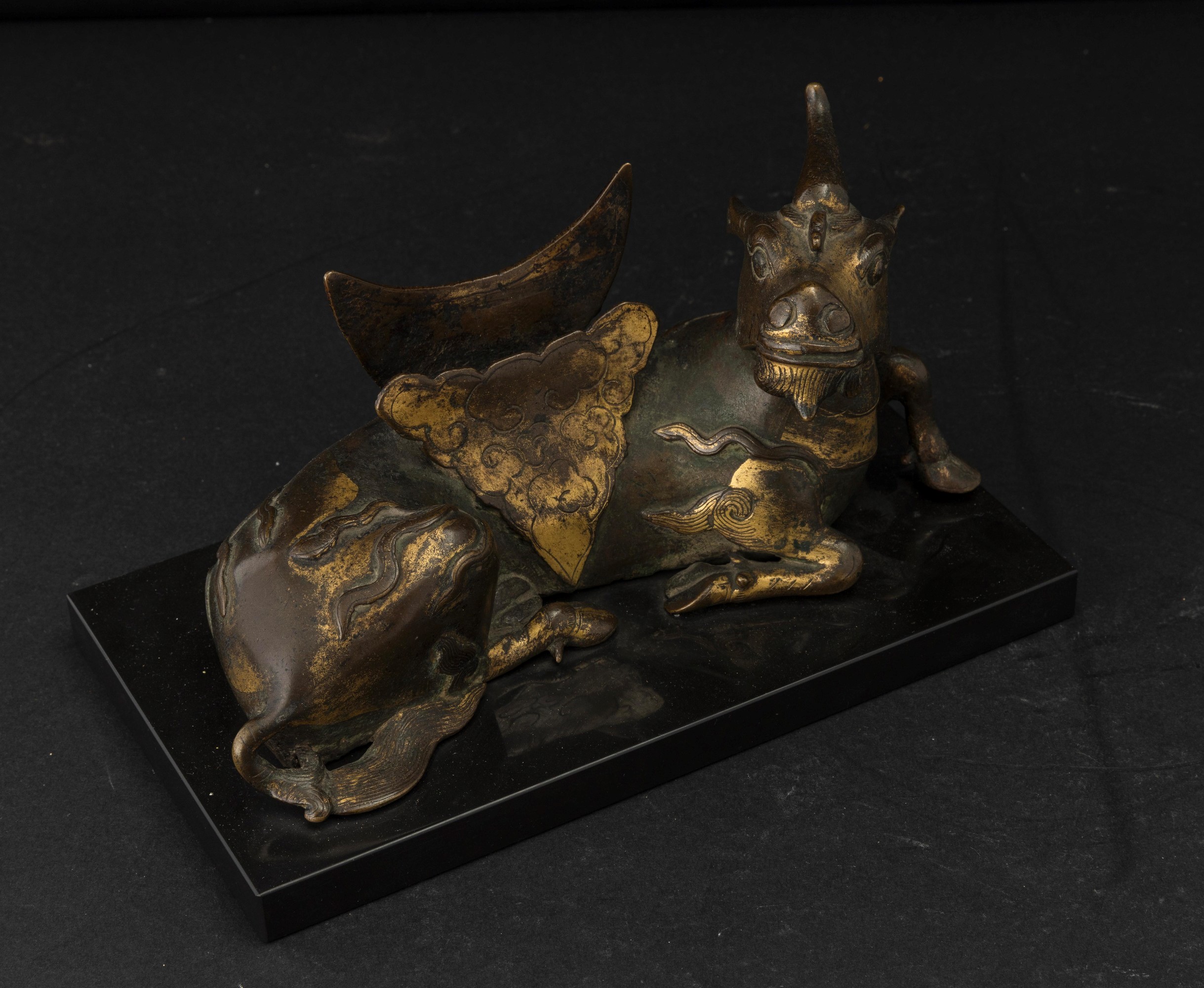 Cina, Porta specchio raffigurante capra con tracce di doratura in bronzo, Dinastia Ming (XVII sec...