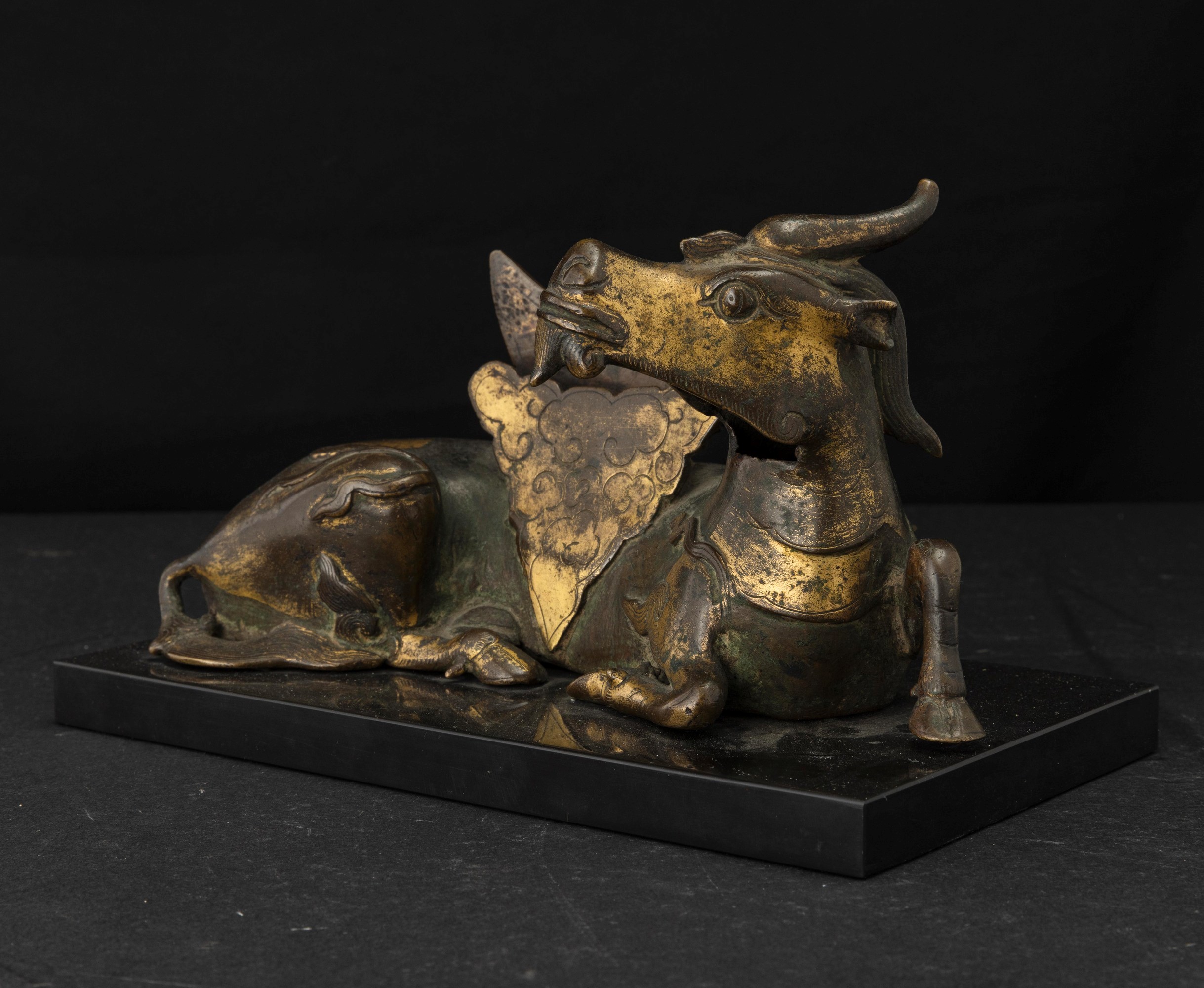 Cina, Porta specchio raffigurante capra con tracce di doratura in bronzo, Dinastia Ming (XVII sec...