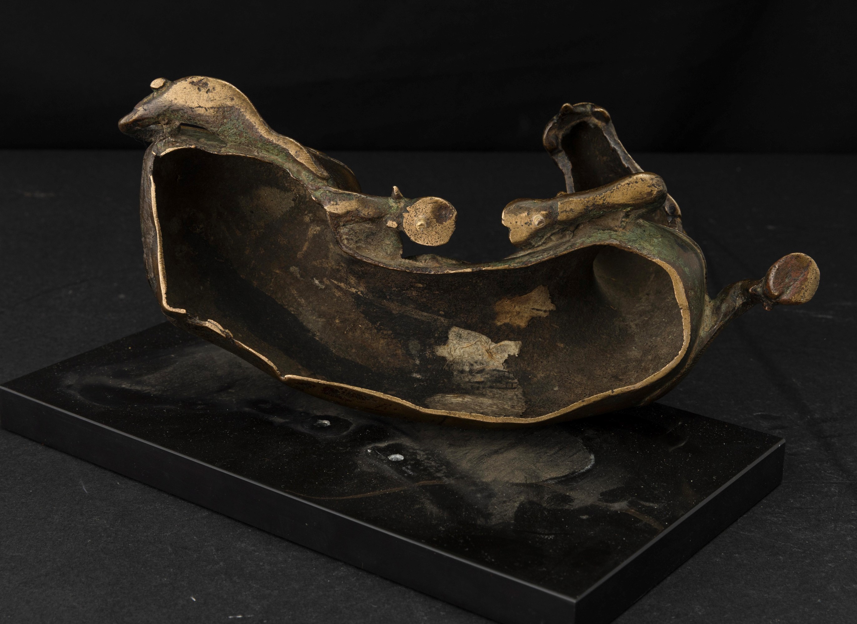 Cina, Porta specchio raffigurante capra con tracce di doratura in bronzo, Dinastia Ming (XVII sec...