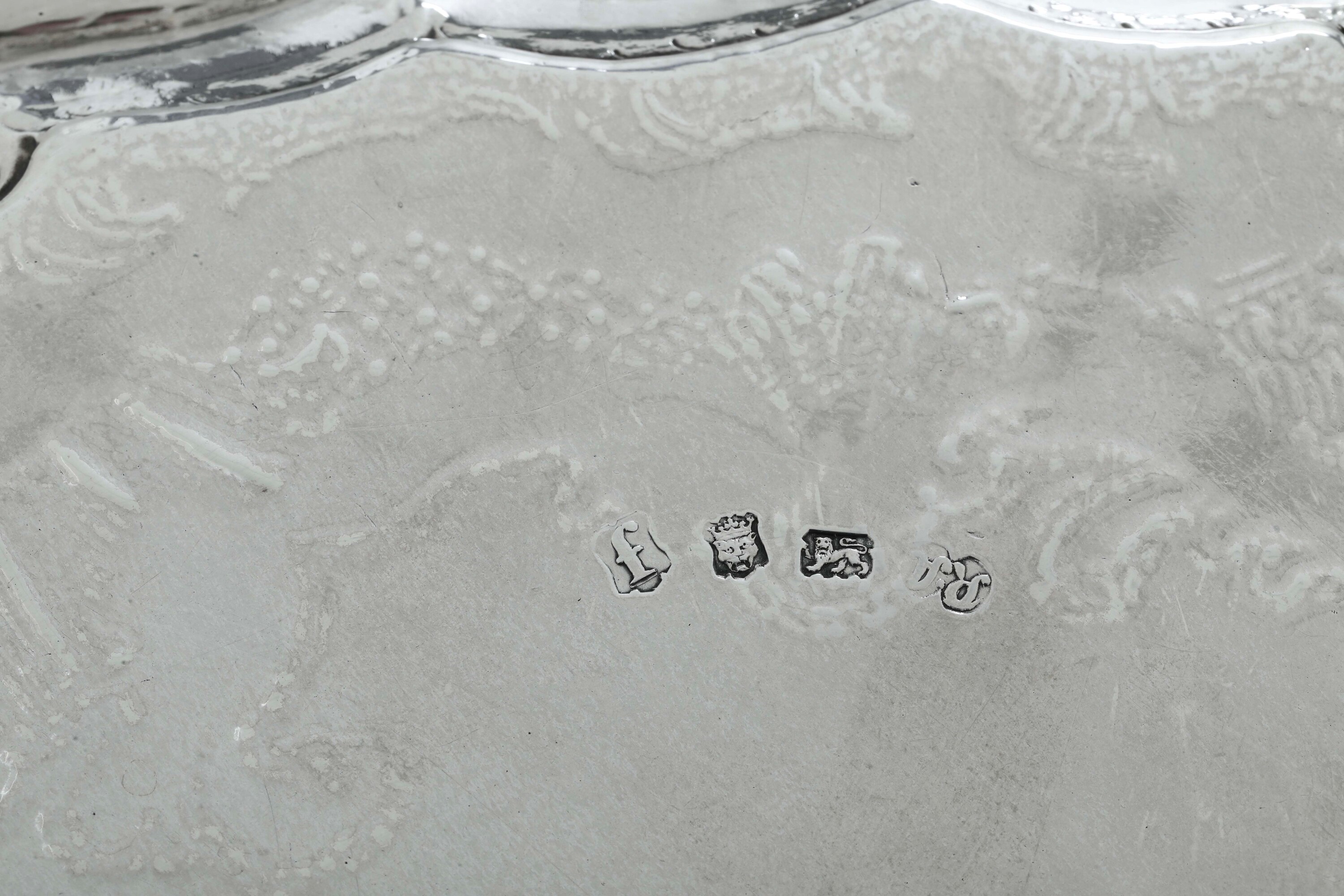Salver. Londra, 1741, Argentiere Robert Aberbomby
