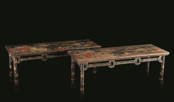 Rara coppia di tavolini in legno laccato a soggetto paesaggistico, Cina, Dinastia Qing, epoca Qianlong (1736-1796)