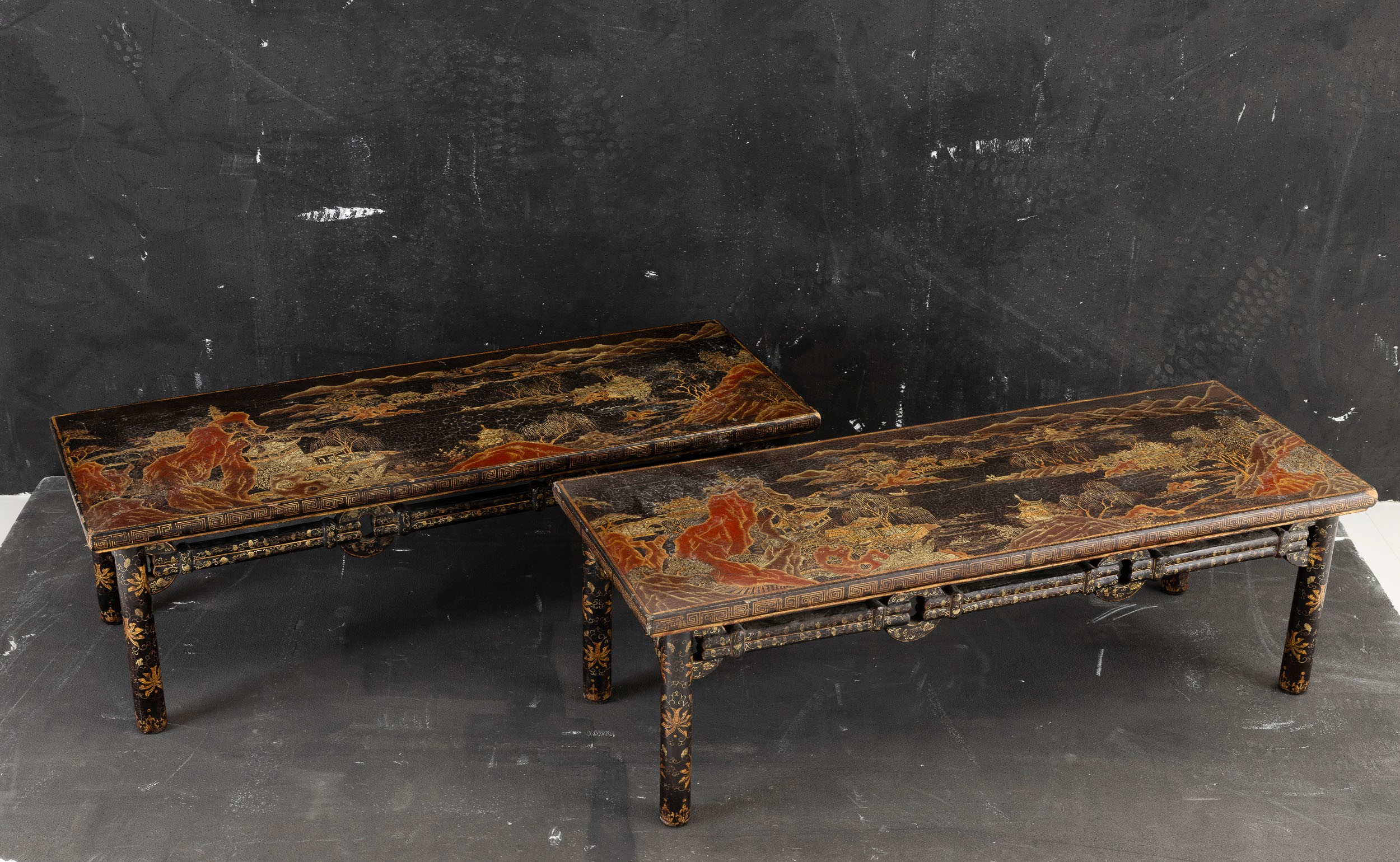 Cina, Dinastia Qing (epoca Qianlong, 1736-1796), Coppia di tavolini laccati a soggetto paesaggist...