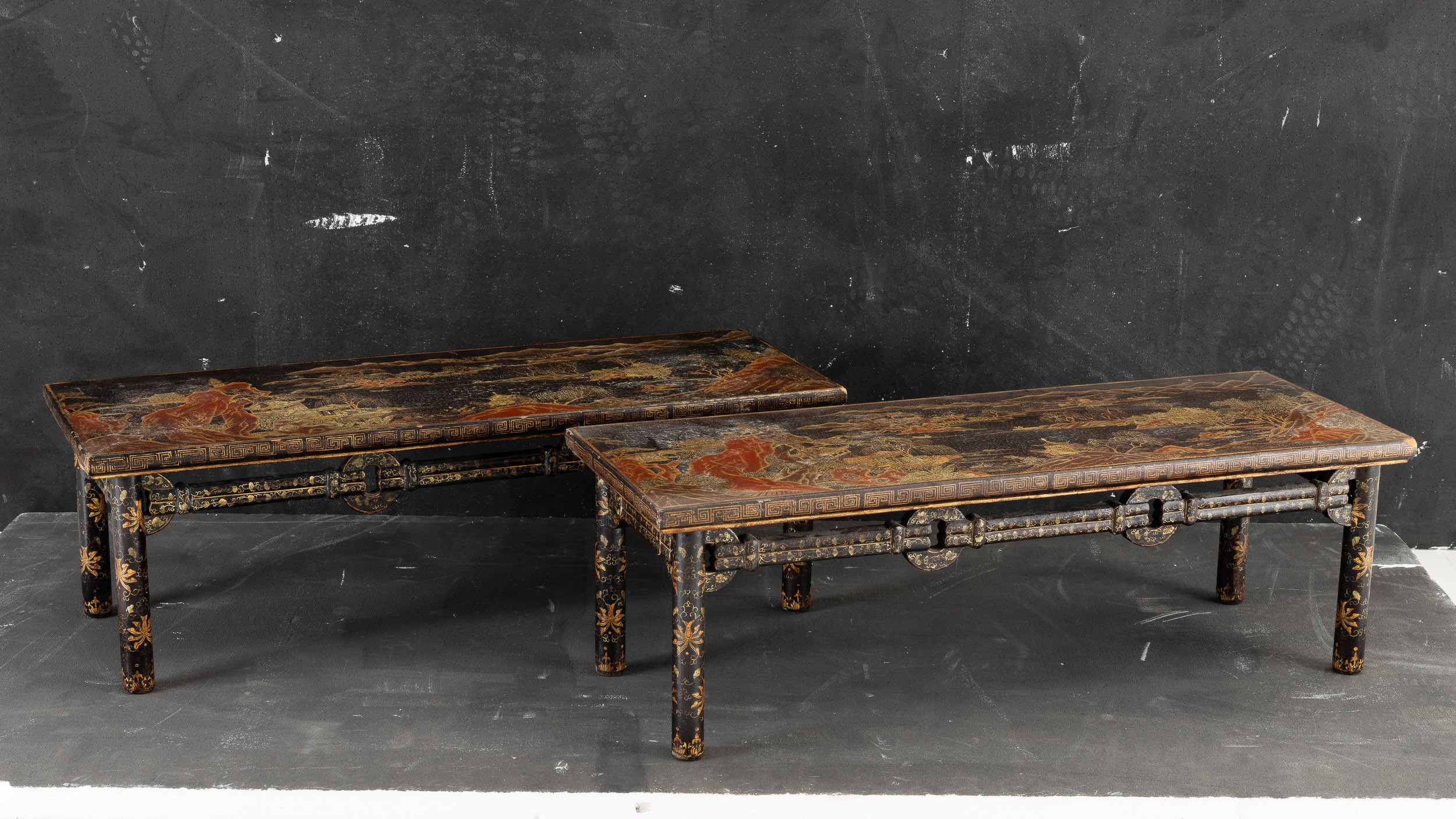 Cina, Dinastia Qing (epoca Qianlong, 1736-1796), Coppia di tavolini laccati a soggetto paesaggist...