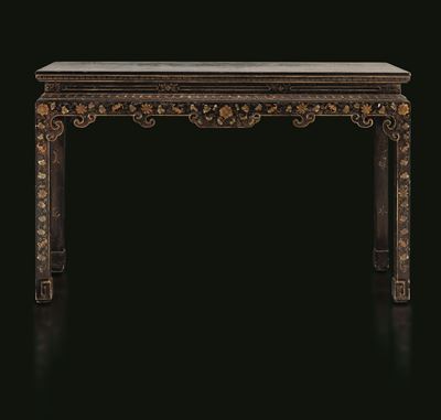 Console, Cina, Dinastia Qing, XVIII secolo — legno laccato e decorazione in oro