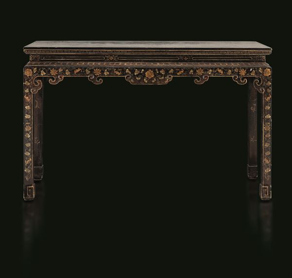 Console in legno laccato raffigurante scena di corte con decori di pipistrelli e fiori di loto, Cina, Dinastia Qing, XVIII secolo
