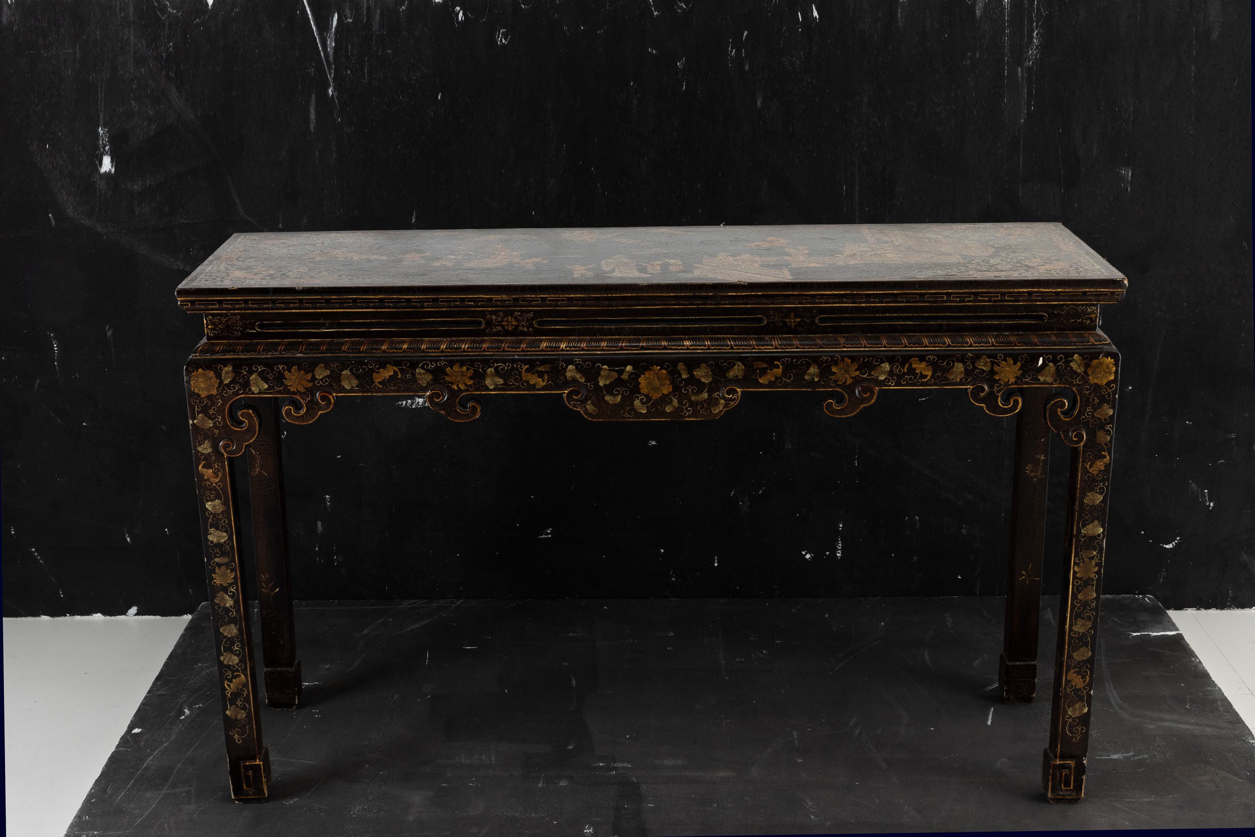 Console, Cina, Dinastia Qing, XVIII secolo — legno laccato e decorazione in oro