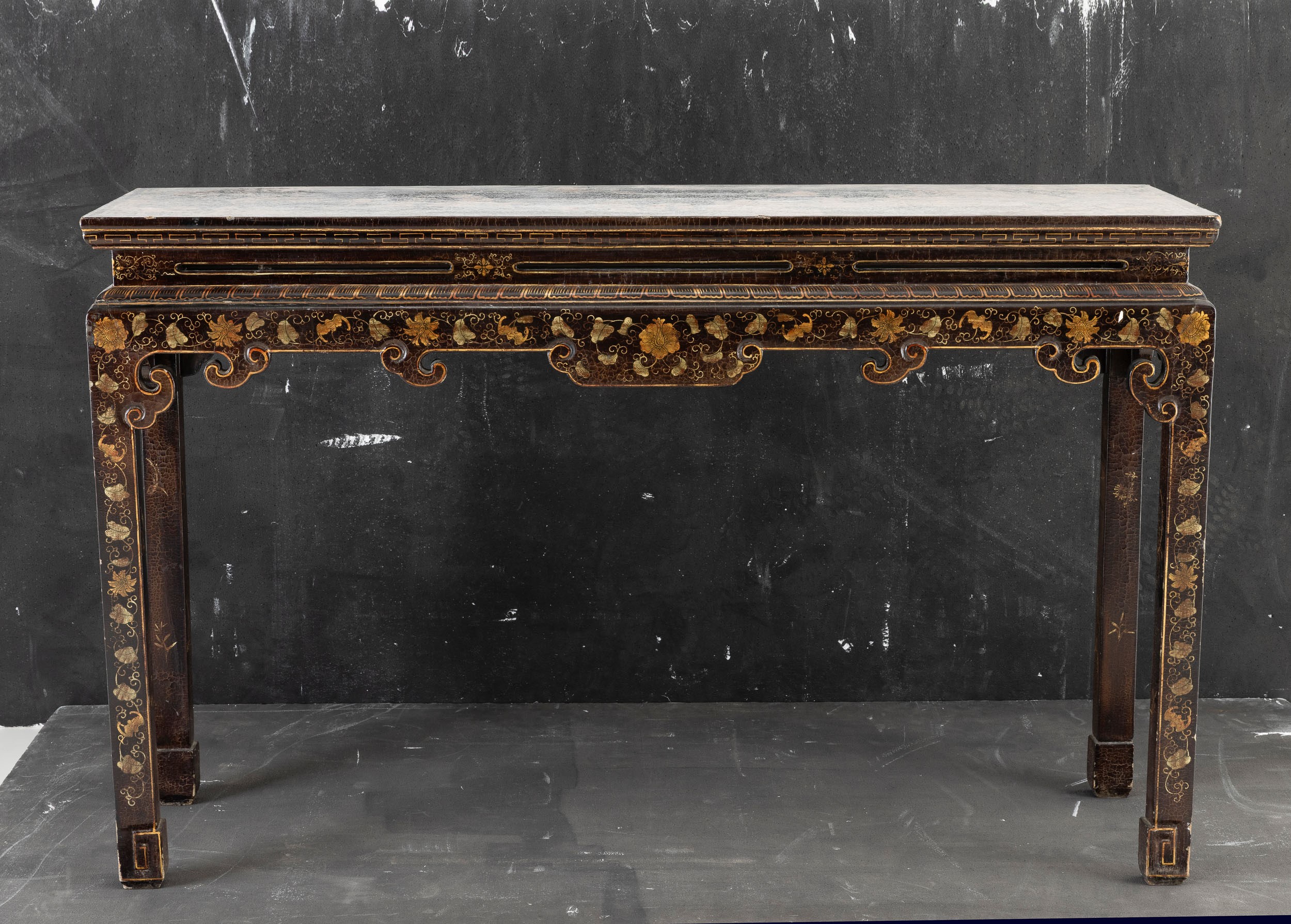 Console, Cina, Dinastia Qing, XVIII secolo — legno laccato e decorazione in oro