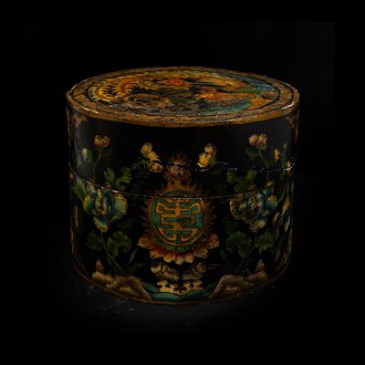 Scatola tibetana in legno, decorazioni floreali, XIX secolo