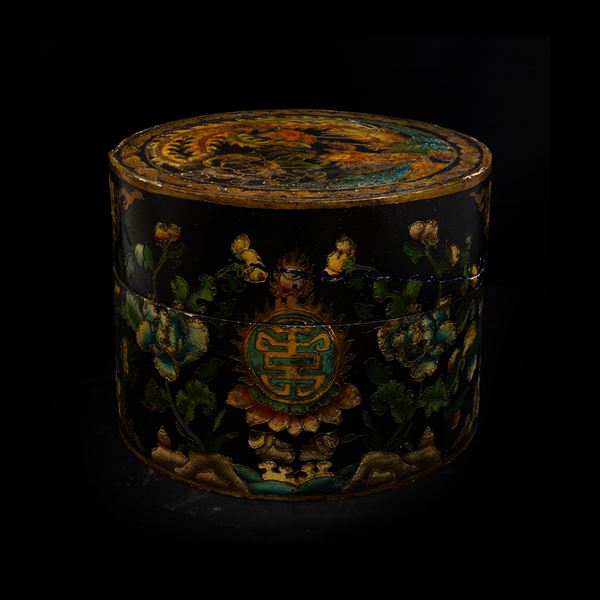 Scatola in legno a fondo nero con decori a motivi floreali, Tibet, XIX secolo