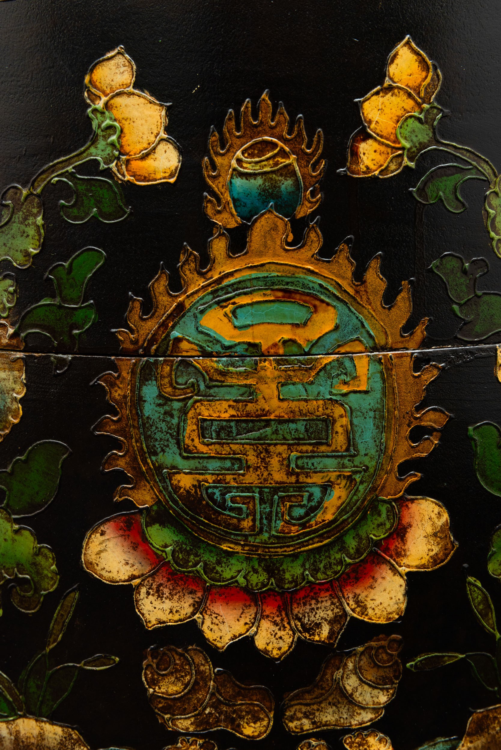 Scatola tibetana in legno, decorazioni floreali, XIX secolo