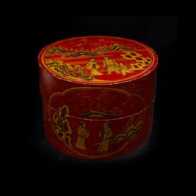 Scatola in legno laccato a fondo rosso con scena di vita comune, Cina, Dinastia Qing, XIX secolo