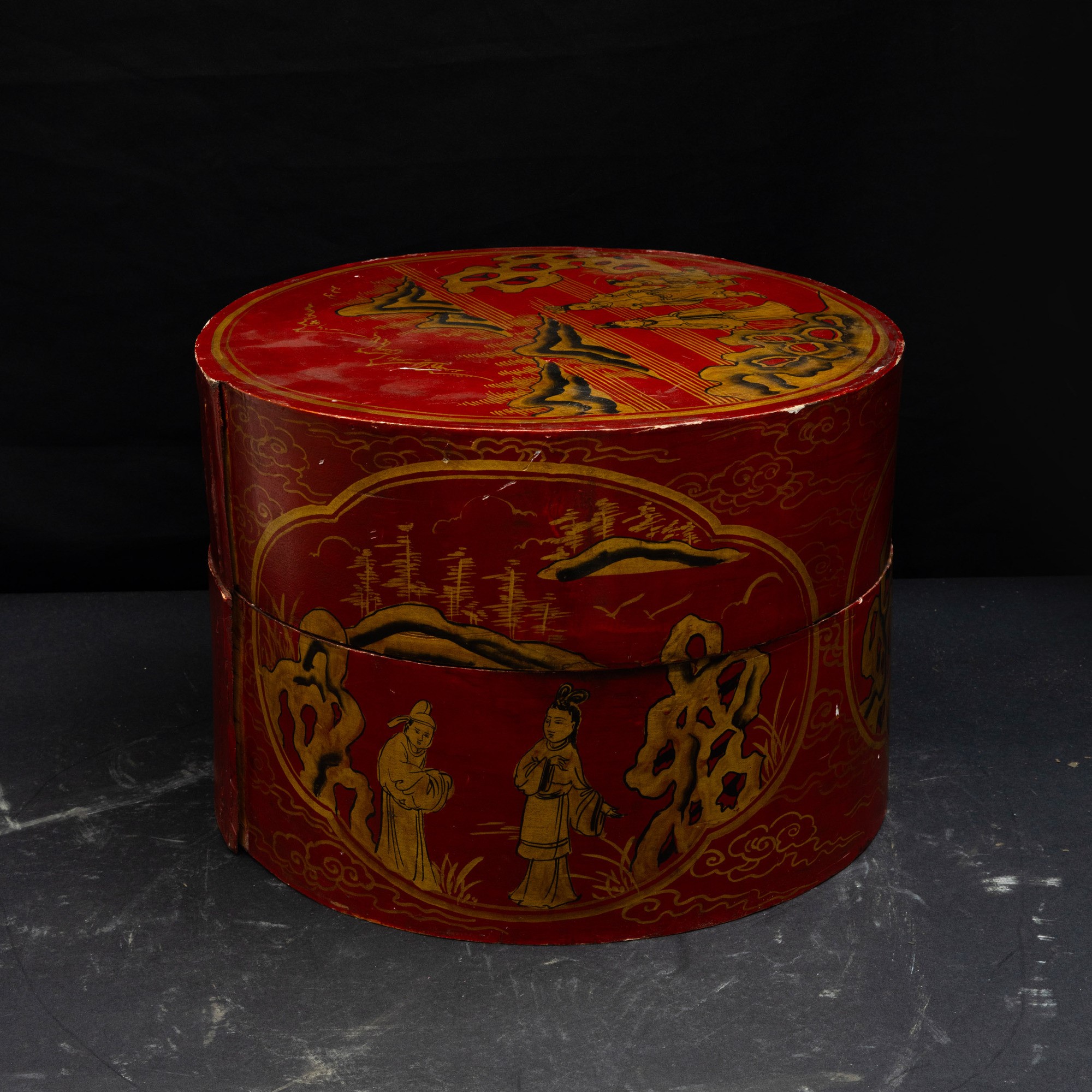 Scatola in legno laccato a fondo rosso con scena di vita comune, Cina, Dinastia Qing, XIX secolo